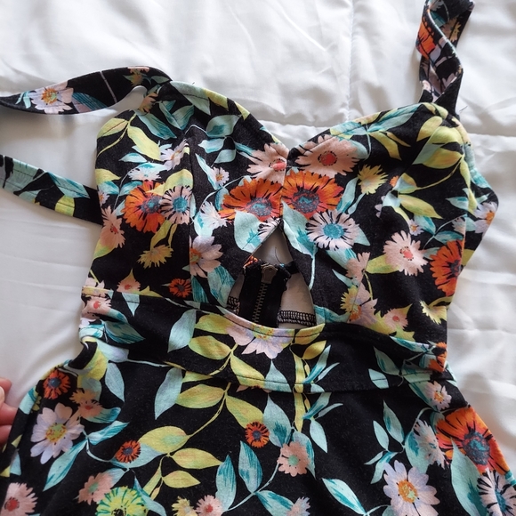 Cute Volcom floral dress - Picture 4 of 4